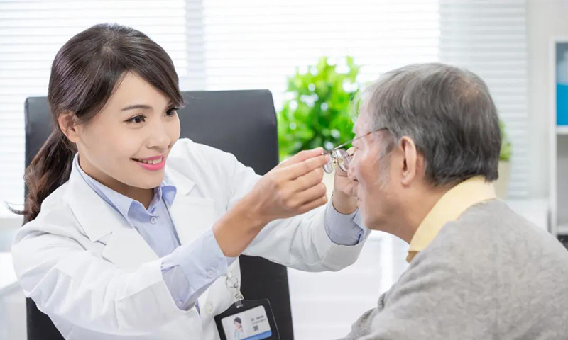 剛進(jìn)入40歲，你能接受戴老花鏡嗎？